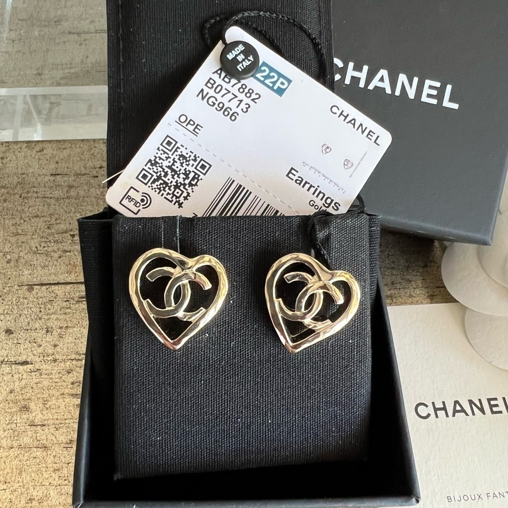 CHANEL 22P Metal Gold-tone Heart Earrings - Picture 5 of 11